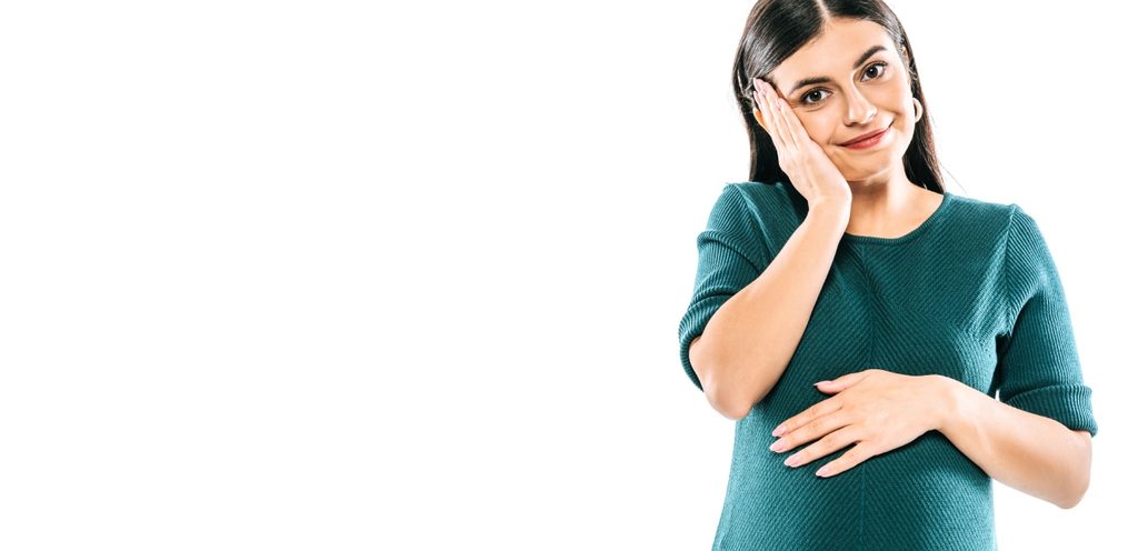 امرأة حامل تضع يدها على خدّها