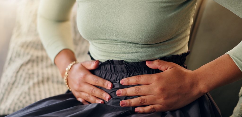 امرأة تعاني من آلام المعدة