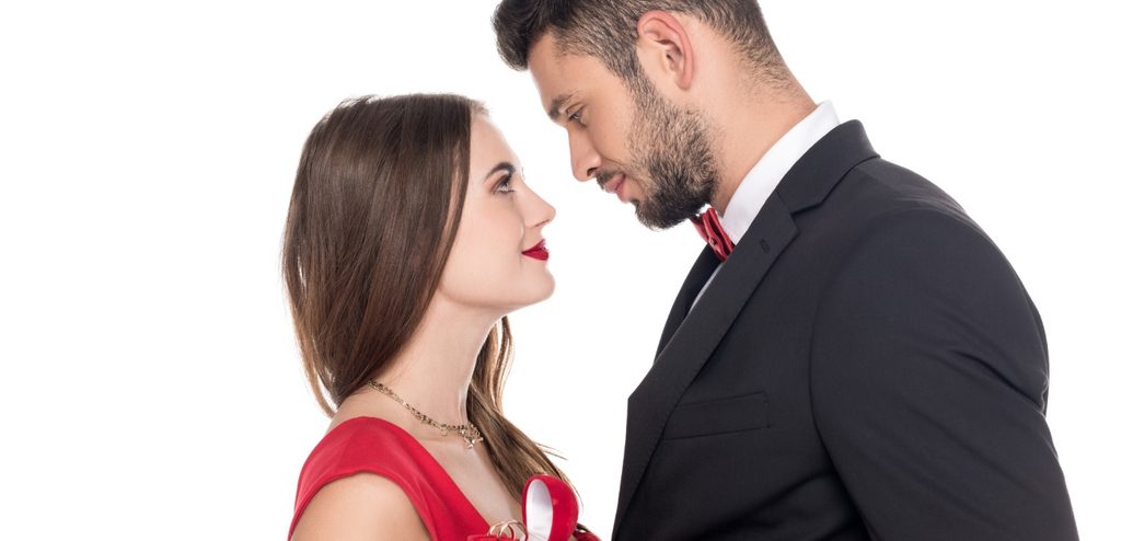 امرأة ورجل ينظران إلى بعضهما البعض عن قرب