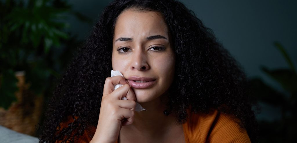 امرأة حزينة