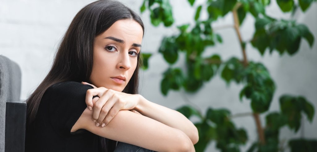 امرأة حزينة