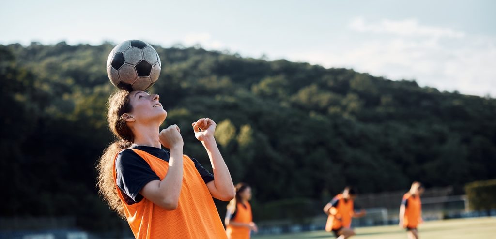 امرأة تلعب كرة القدم