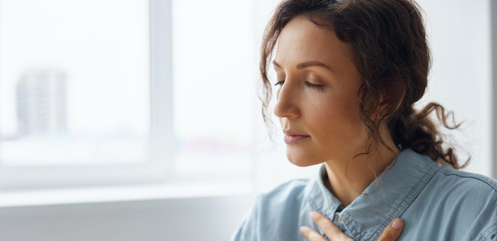 امرأة تعاني من مشاكل تنفسية