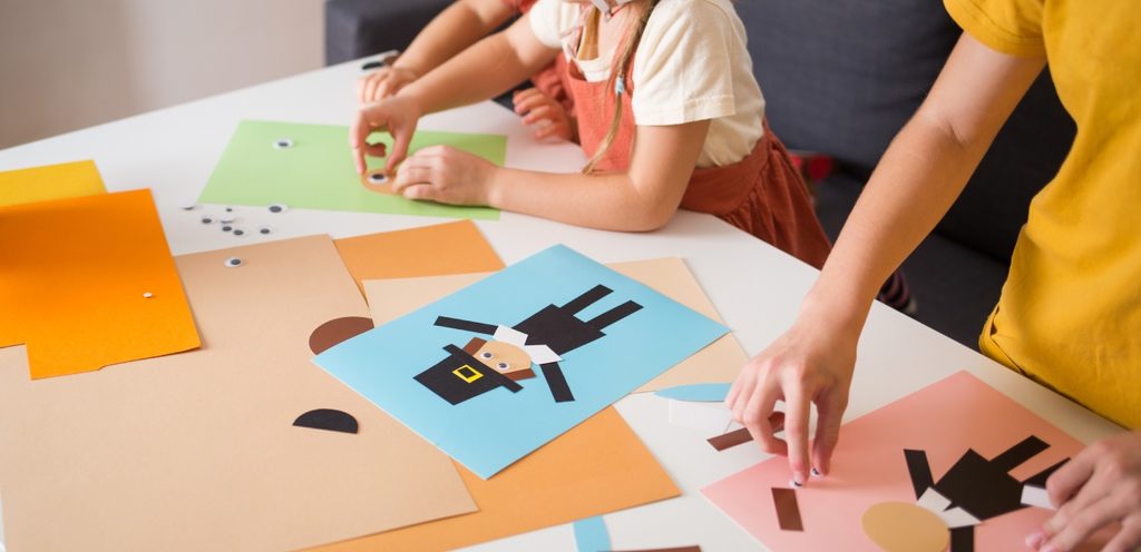 أطفل يمارسون فن الكولاج