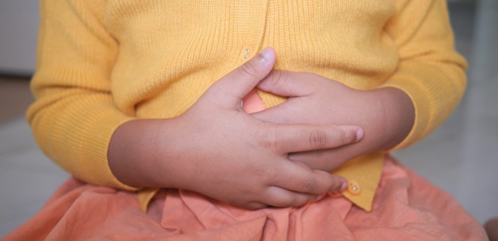 طفلة تعاني من آلام المعدة