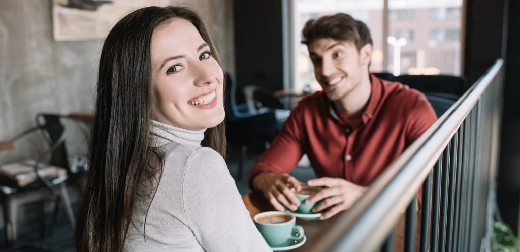 امرأة ورجل في مقهى