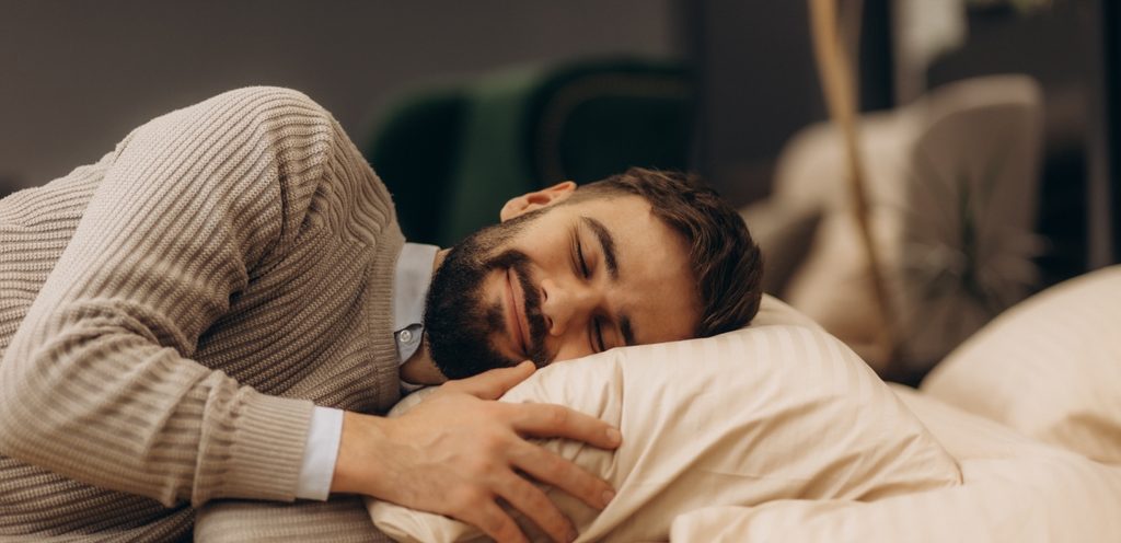 رجل سعيد نائم في السرير