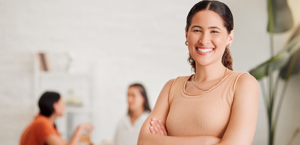 امرأة سعيدة وواثقة