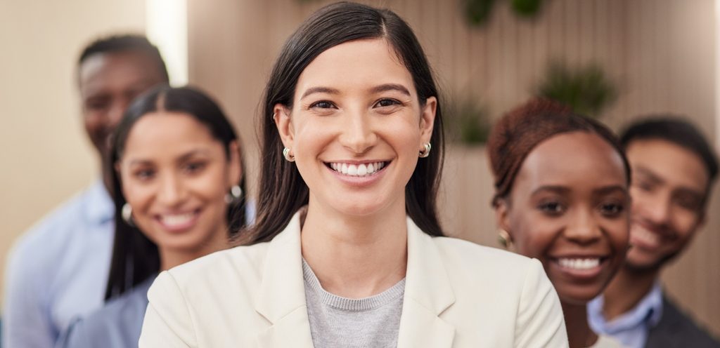 امرأة سعيدة وواثقة