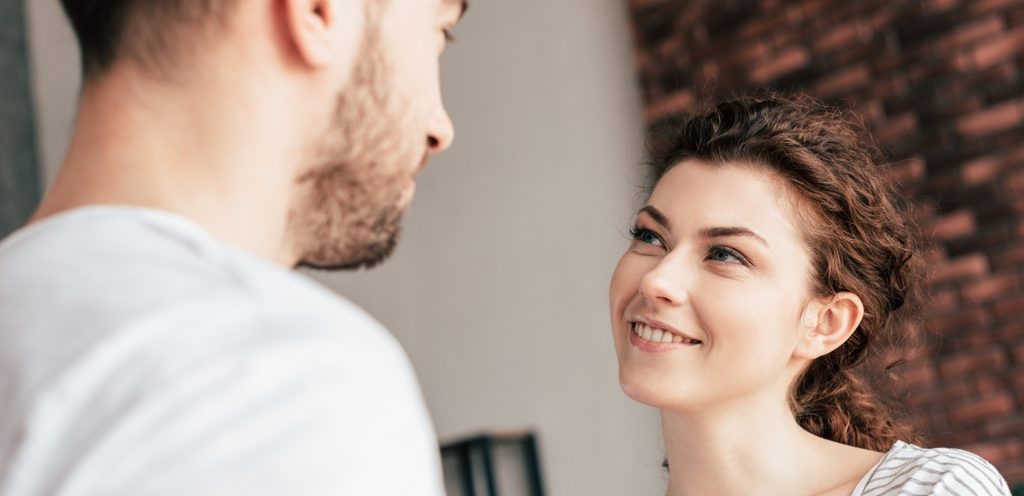 امرأة ورجل ينظران إلى بعضهما بحب