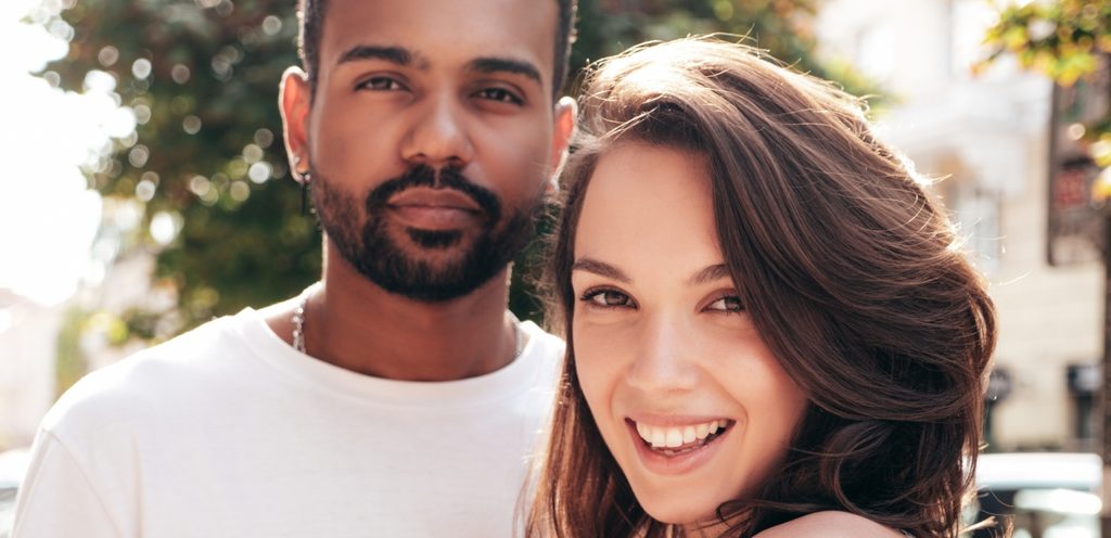 امرأة ورجل سعيدان