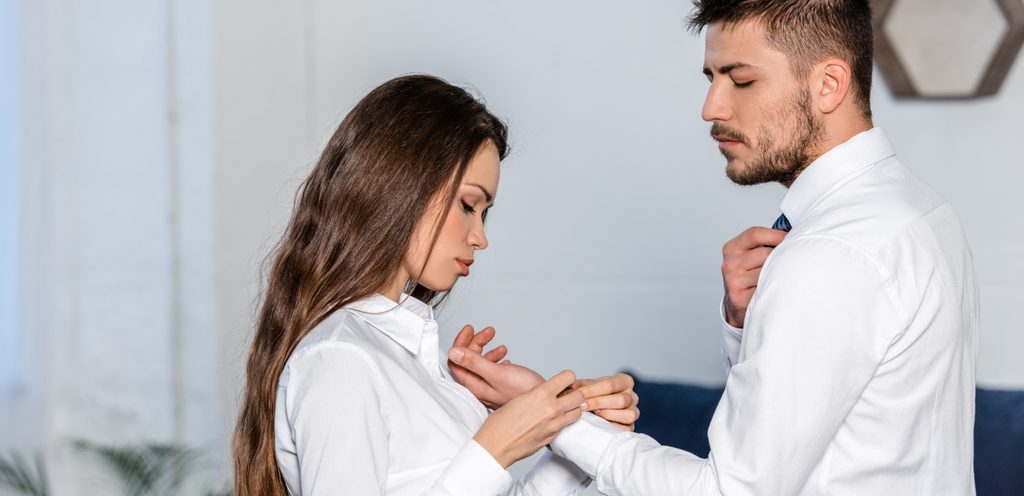 امرأة تمسك طرف قميص رجل