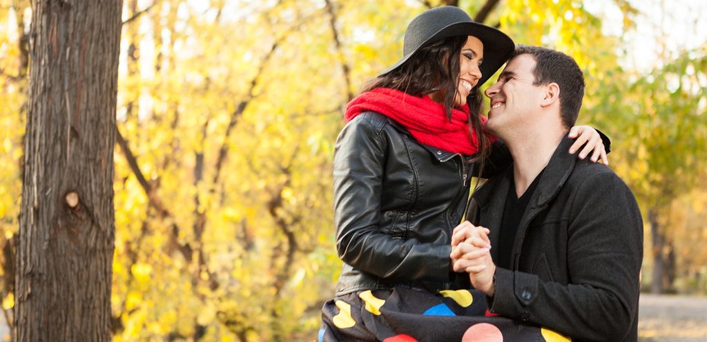 امرأة ورجل سعيدان