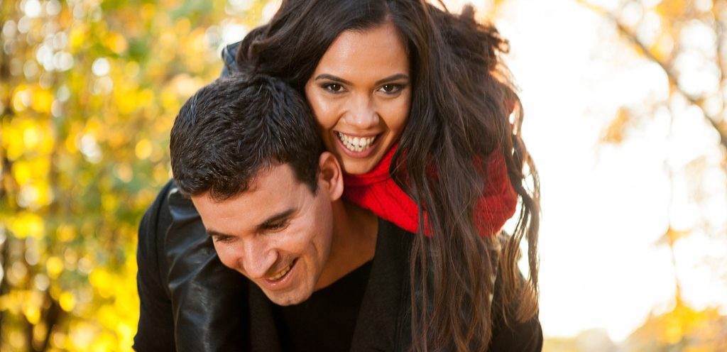 رجل يحمل شريكته على كتفيه