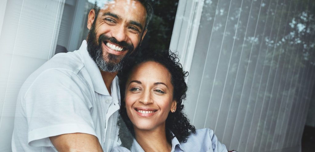 امرأة ورجل سعيدان