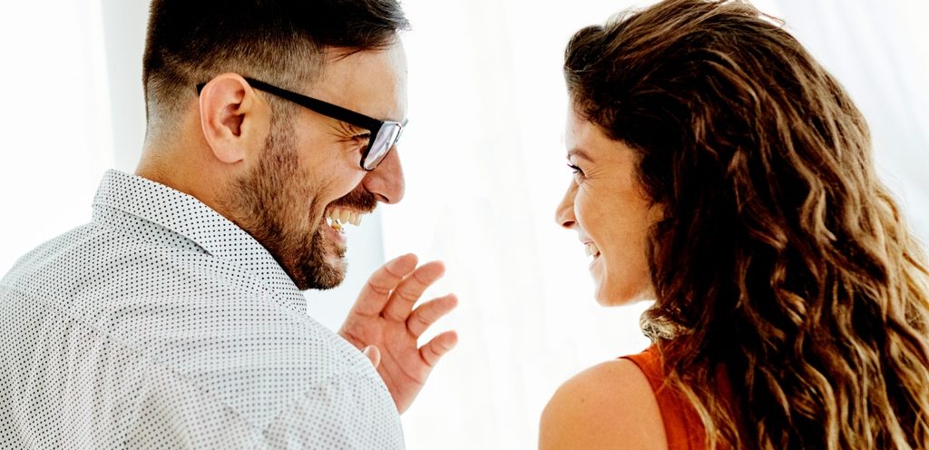 امرأة ورجل ينظران إلى بعضهما بحبّ