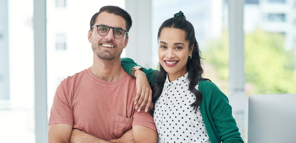 امرأة ورجل سعيدان