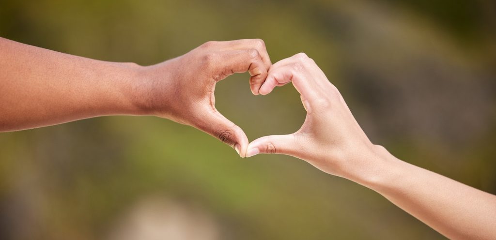 يدان على شكل قلب