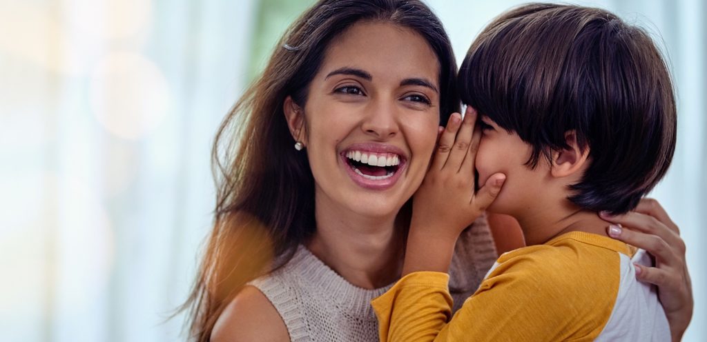 أم وطفلها سعيدان