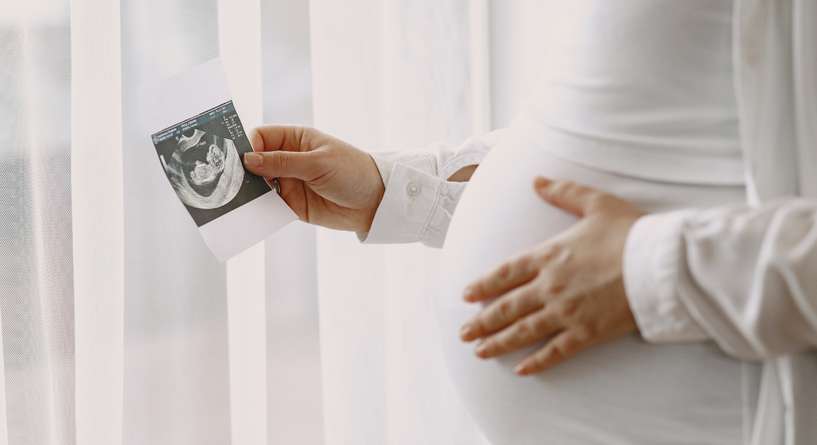 أوّل طفل يولد من تقنية ذكاء اصطناعي.. هل هذه بداية نهاية العقم؟