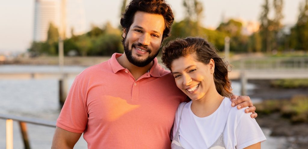 امرأة ورجل سعيدان