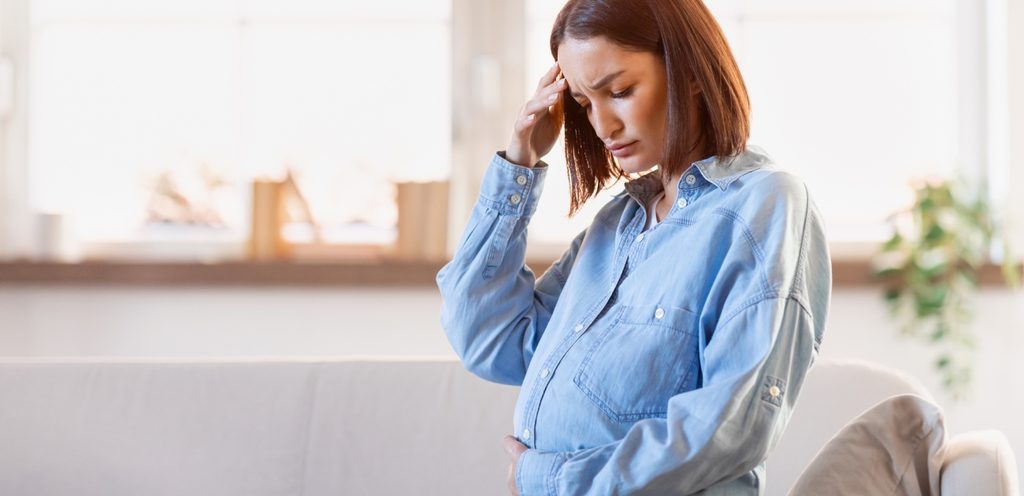 امرأة حامل حزينة