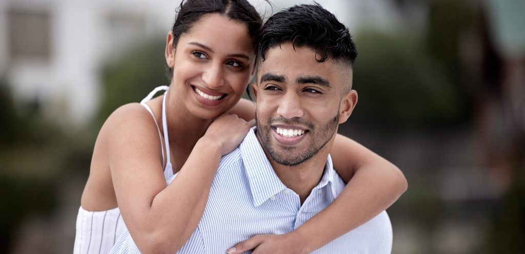 امرأة ورجل سعيدان