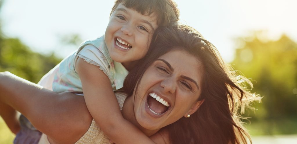 امرأة وطفلها سعيدان