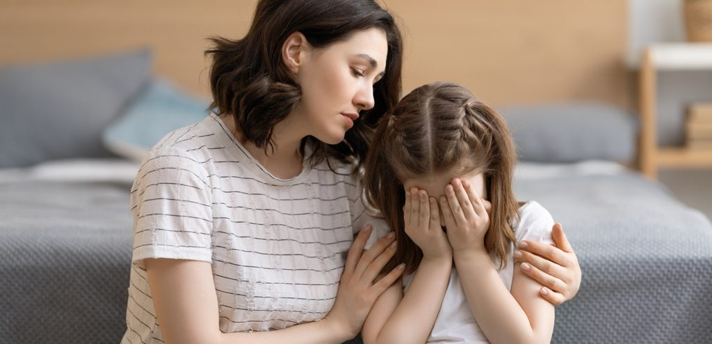 امرأة حزينة مع طفلتها