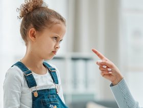 تصرخين أمام طفلك؟ اكتشفي كيف يتأثر دماغه