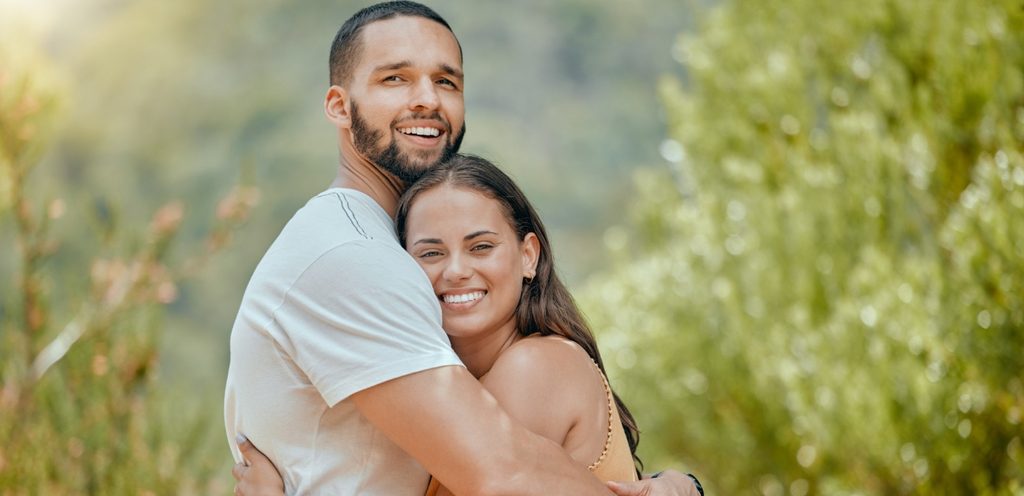 امرأة ورجل سعيدان