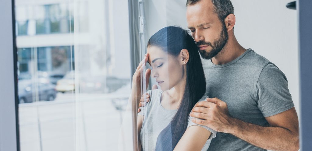 امرأة حزينة ورجل يواسيها