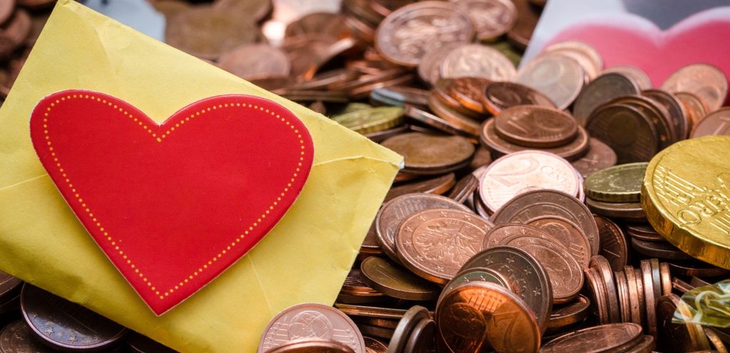 نقود معدنيّة وقلب أحمر