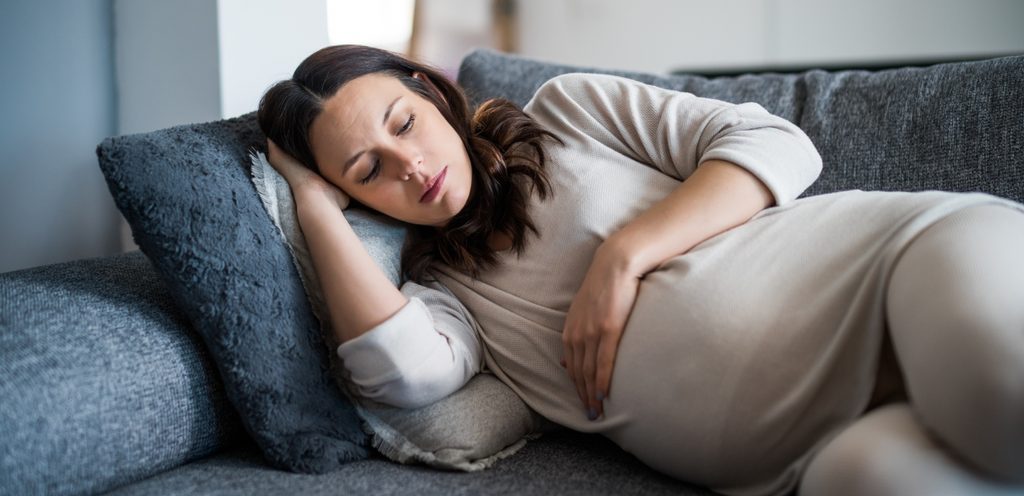 امرأة حامل مستلقية ومتعبة