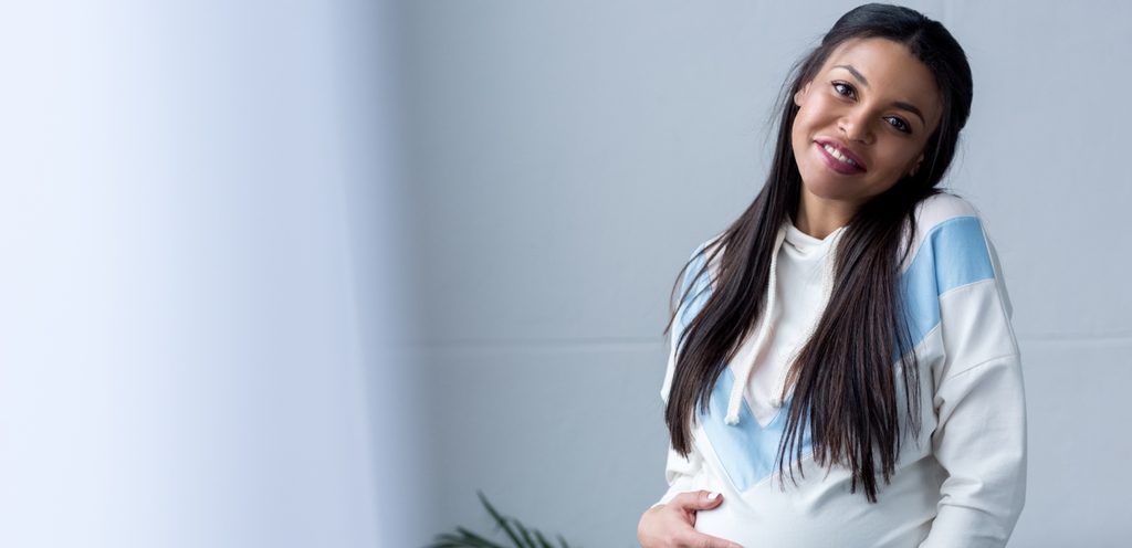 امرأة حامل سعيدة