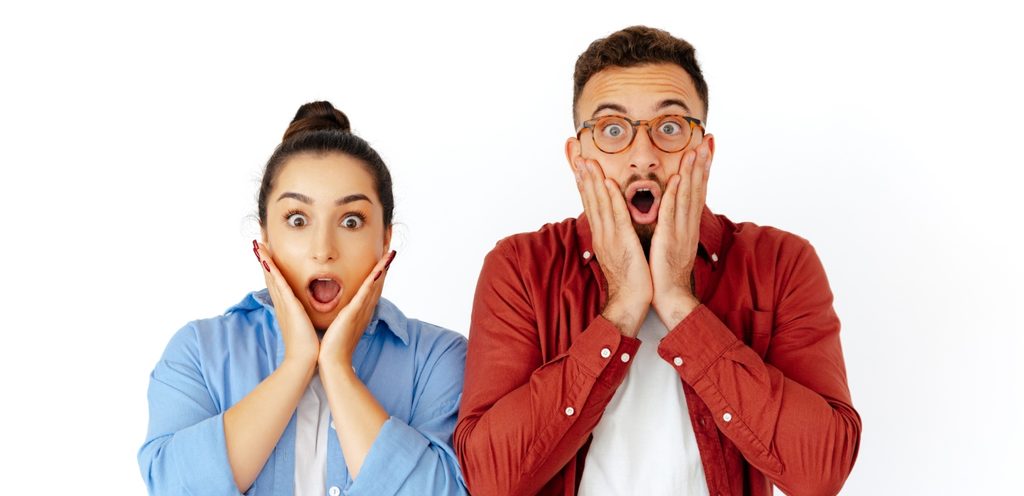 امرأة ورجل متفاجئان