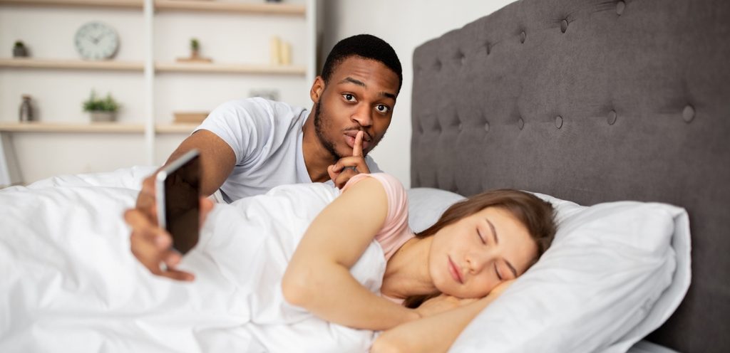 رجل يخون زوجته على الهاتف خلال نوم زوجته