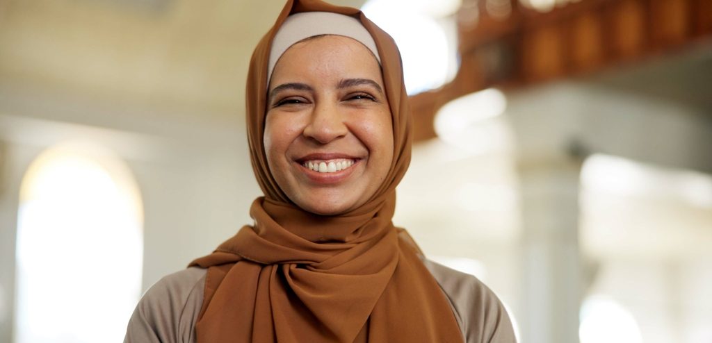 امرأة محجّبة سعيدة