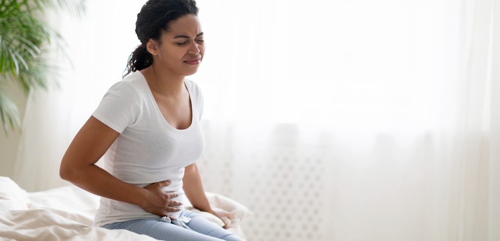 امرأة تعاني من آلام المعدة