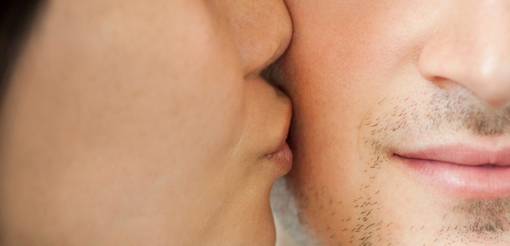 امرأة تقبّل رجل