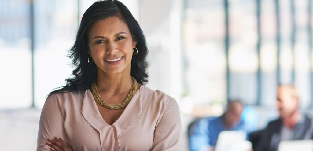 امرأة سعيدة وواثقة