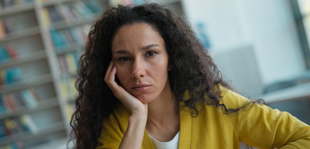 امرأة حزينة