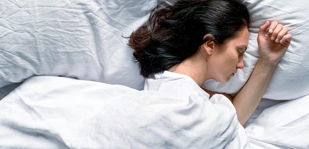 امرأة نائمة في السرير