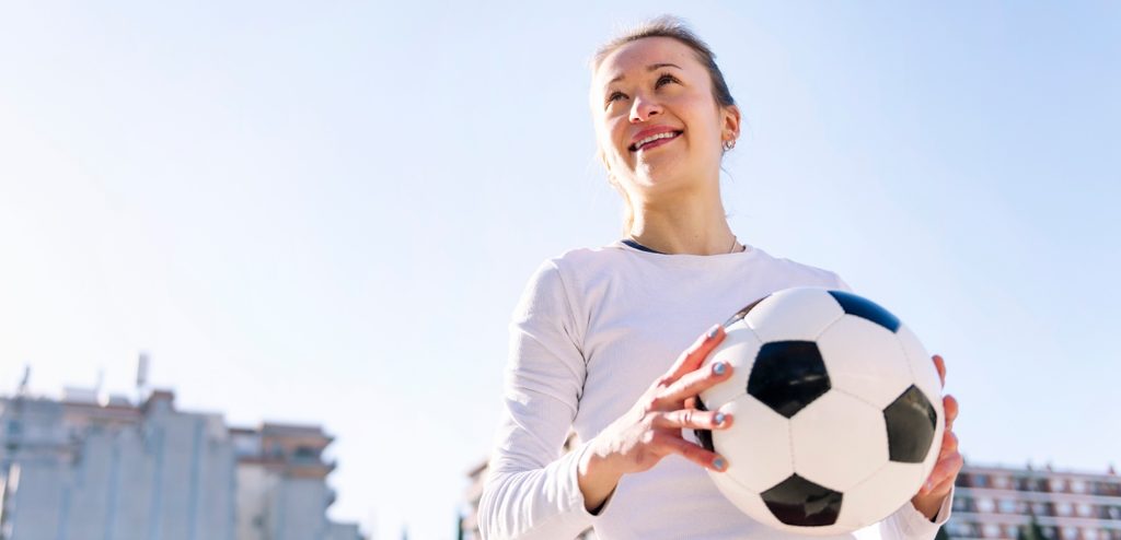 امرأة تلعب كرة القدم