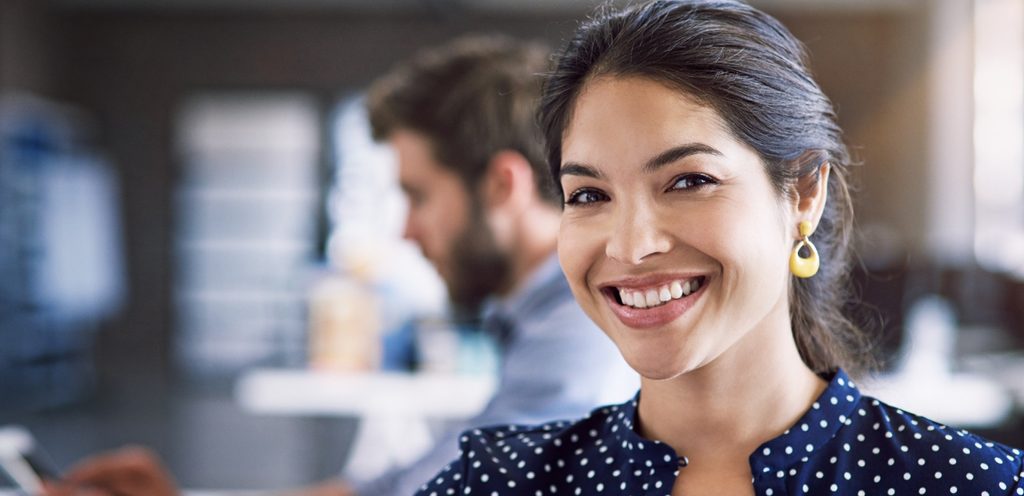 امرأة واثقة وسعيدة