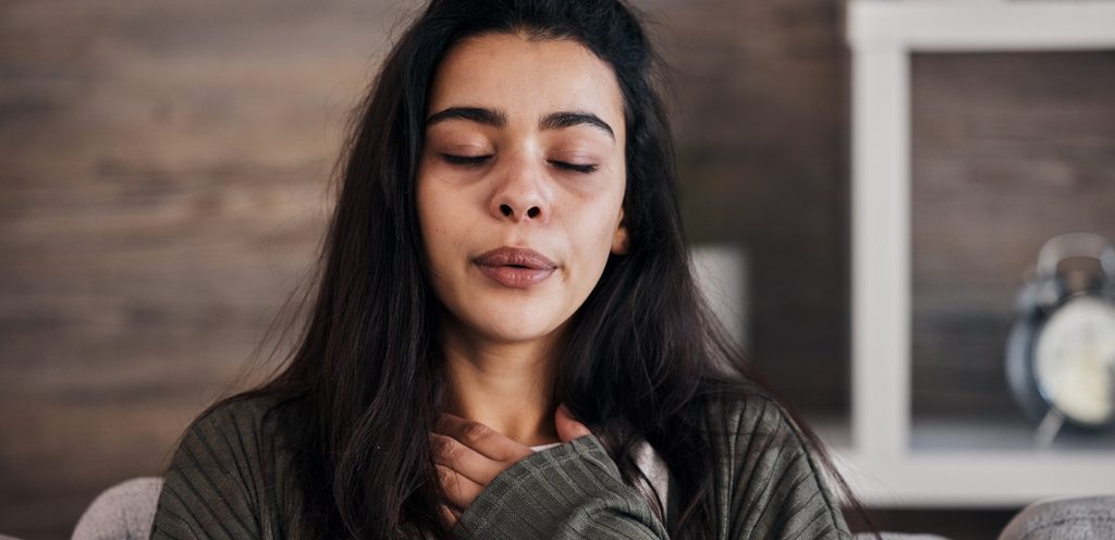 امرأة تعاني من مشاكل تنفسية