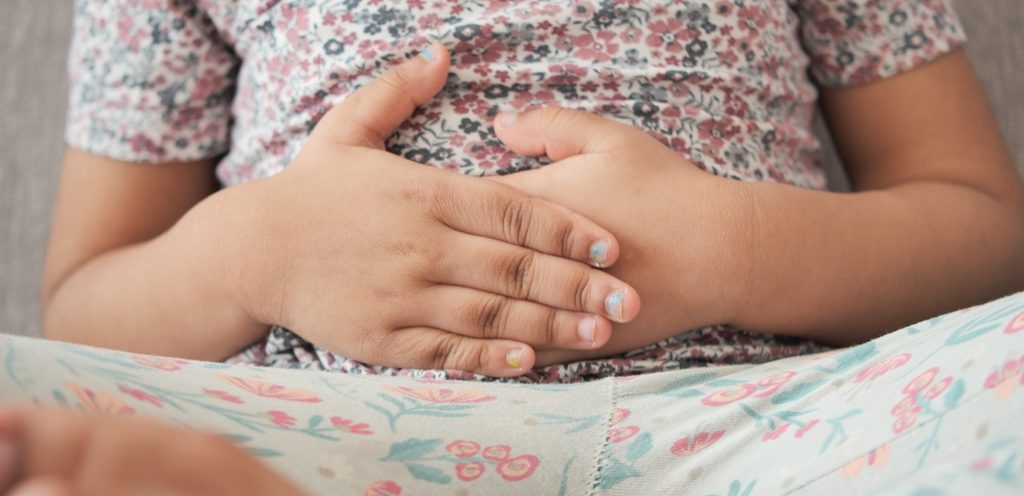 طفلة تعاني من آلام المعدة