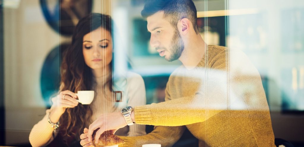 امرأة ورجل في مقهى