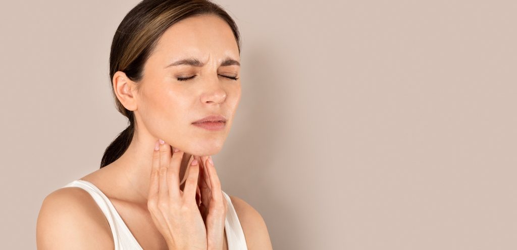 امرأة تعاني من آلام الحلق