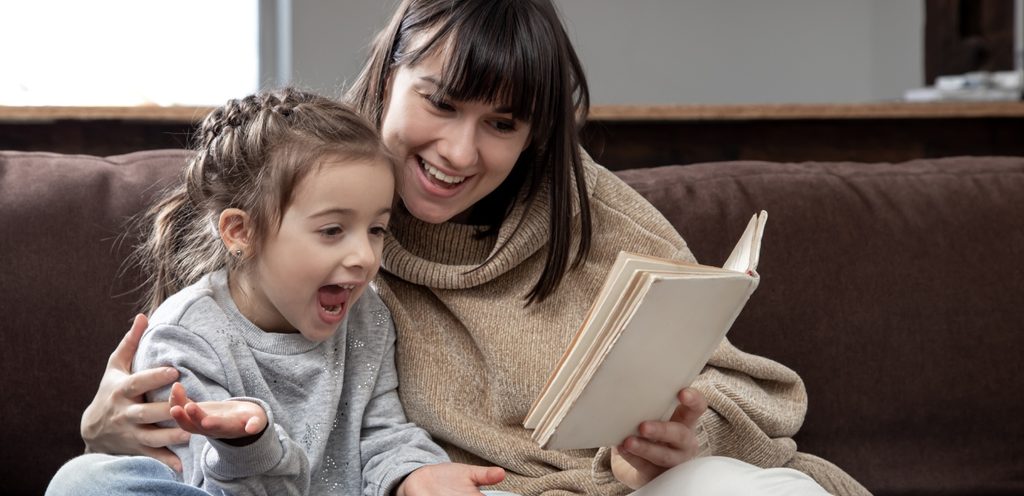 أم وطفلتها تقرآن كتاب